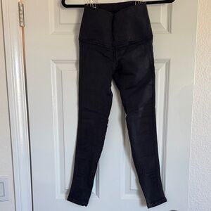 Avocado High-Waisted Black Leggings